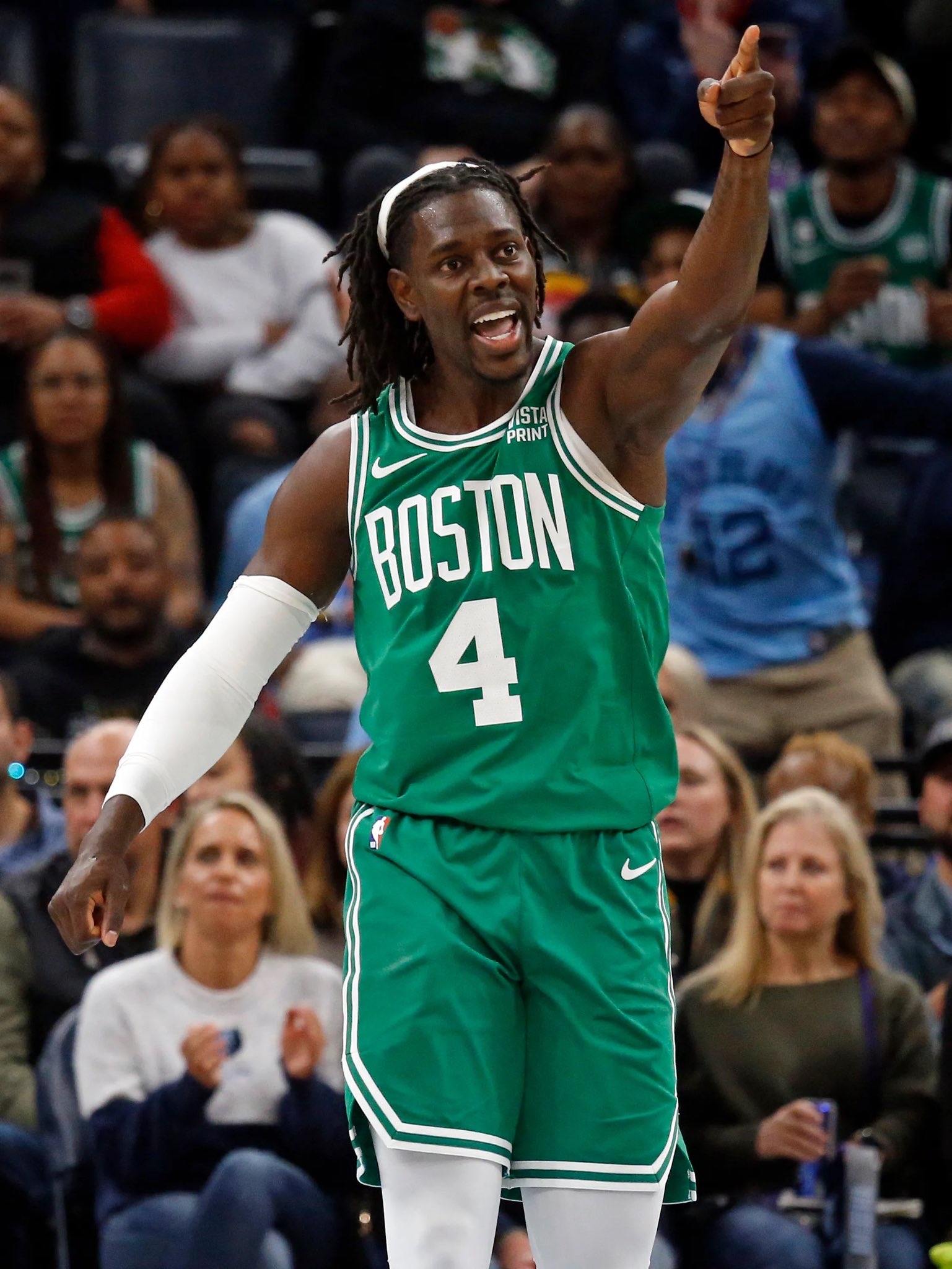 NBA总决赛赛程吃紧；波士顿凯尔特人加时末段扳平良机；话题不断；更衣室氛围转暖的简单介绍