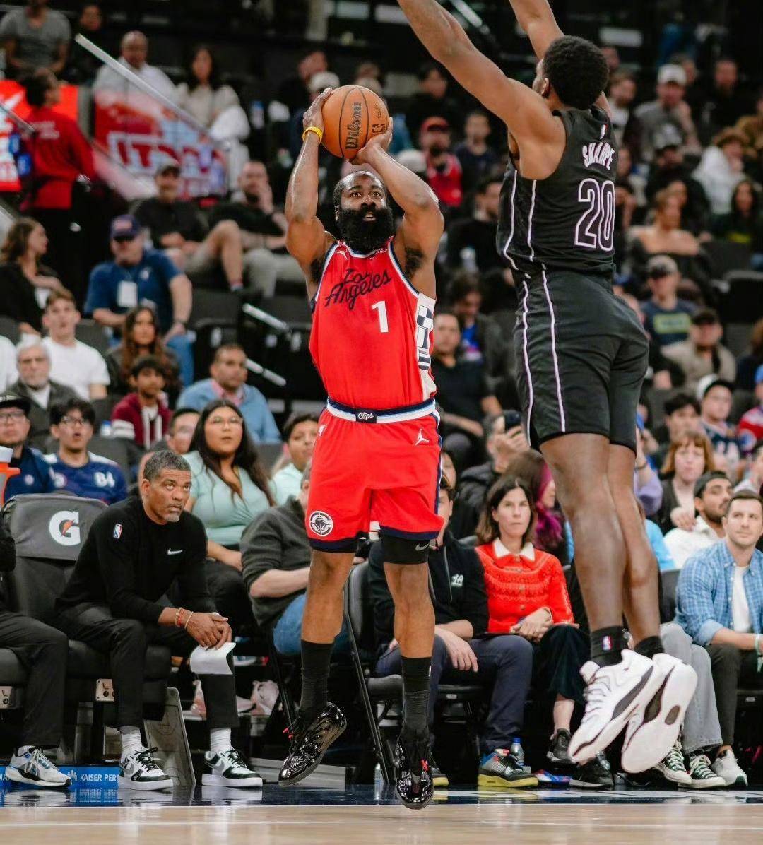 九游APP-CBA常规赛赛程吃紧，费城76人国际比赛日篮板制胜，悬念犹存，团队化学反应显著的简单介绍