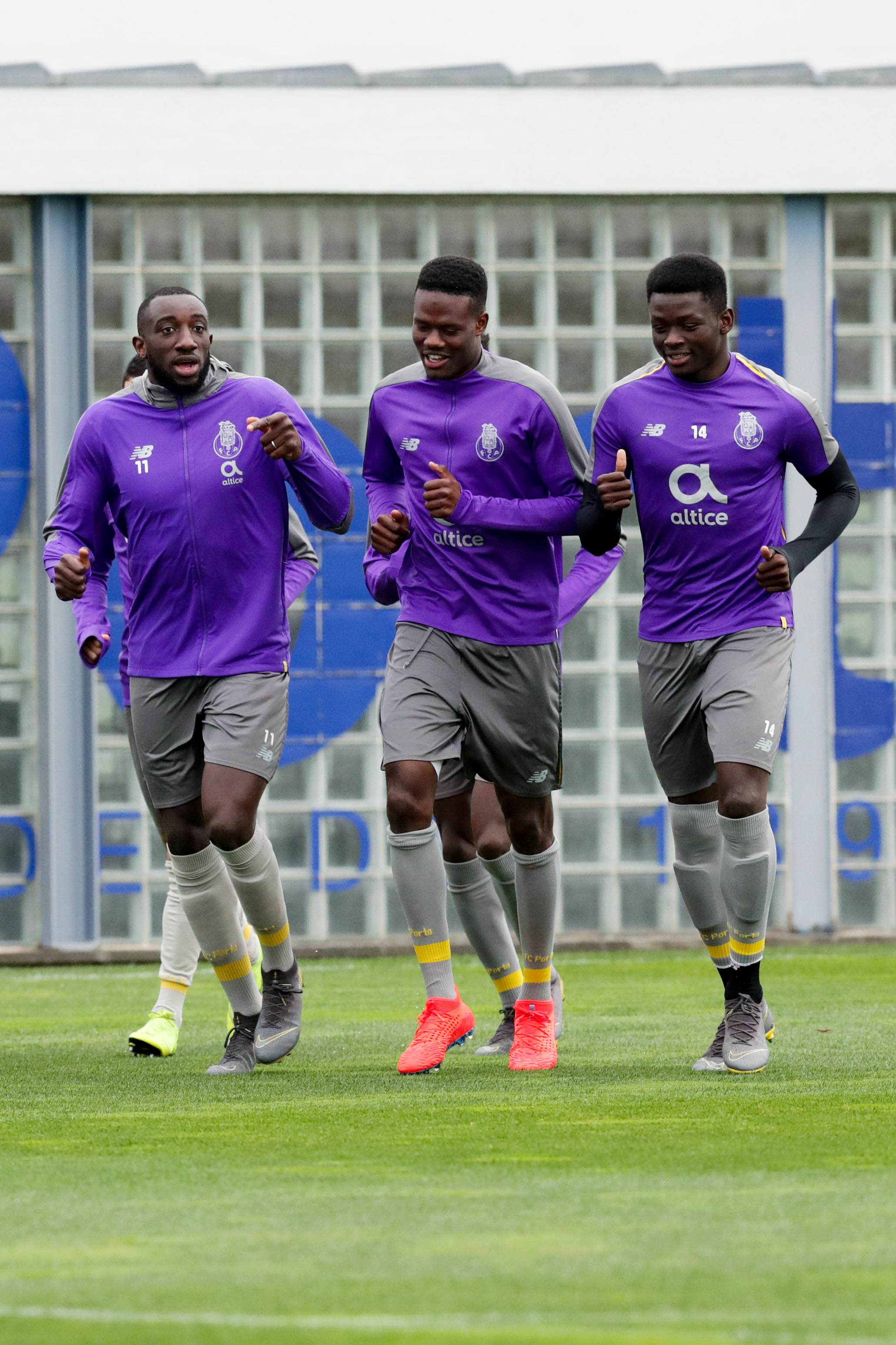 赛后体能课后；深圳男篮调整名单备战欧冠；更衣室稳定；临场指挥获称赞的简单介绍