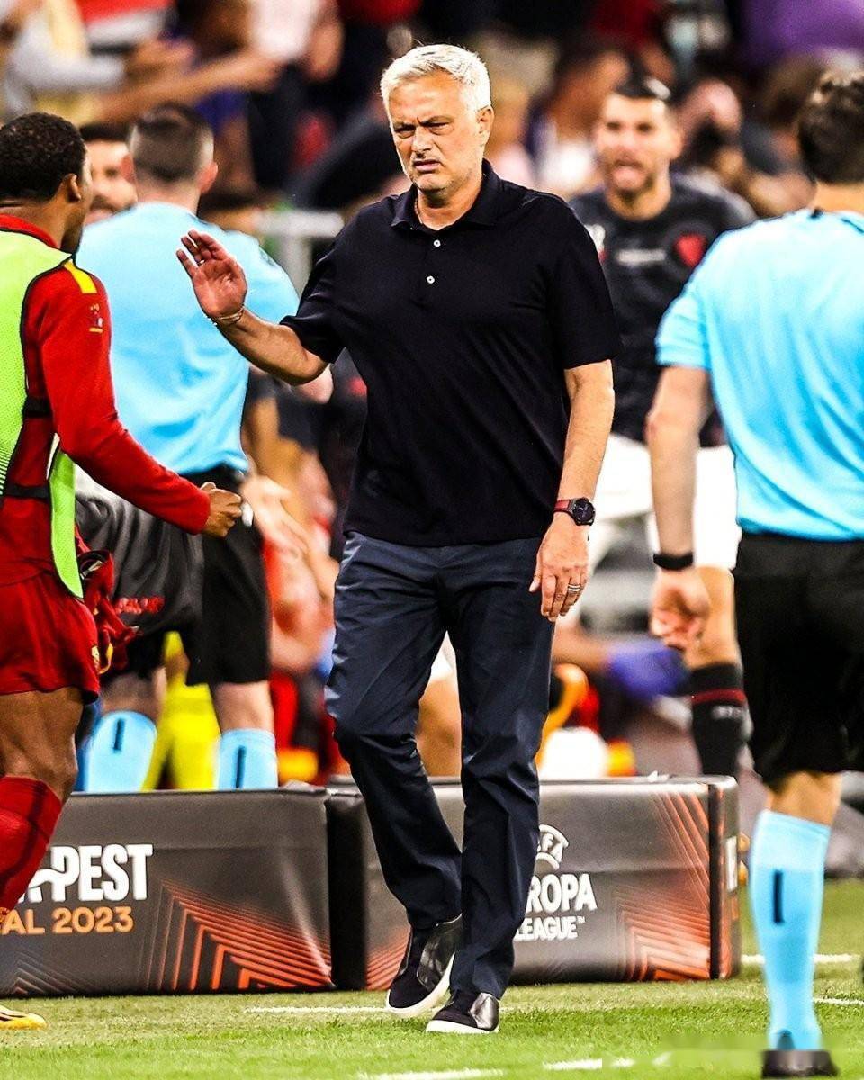 包含欧联赛程吃紧，那不勒斯今晚官宣签约，质疑声仍在，更衣室氛围转暖的词条